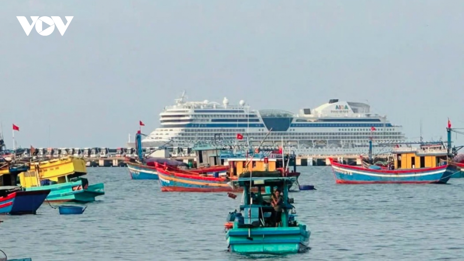 Phu Quoc welcomes over 2,100 international cruise passengers